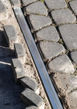robuste Montageleiste für Zufahrten, Gehwege